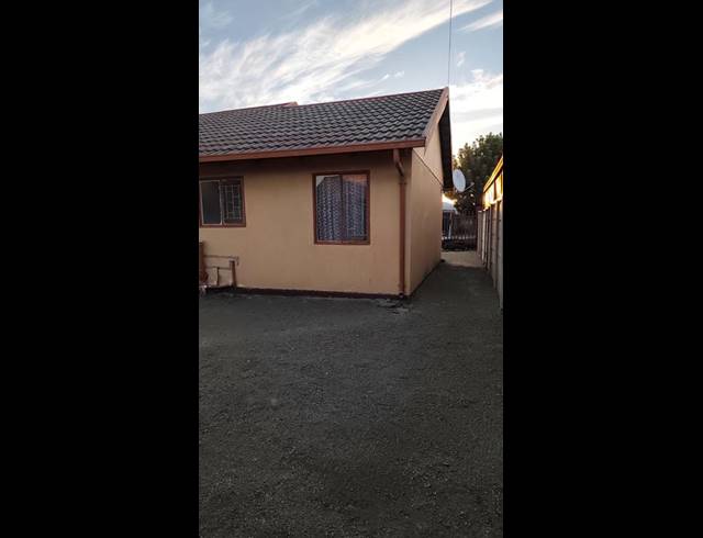 2 BEDROOM HOUSE FOR SALE IN BOITEKONG EXT 1